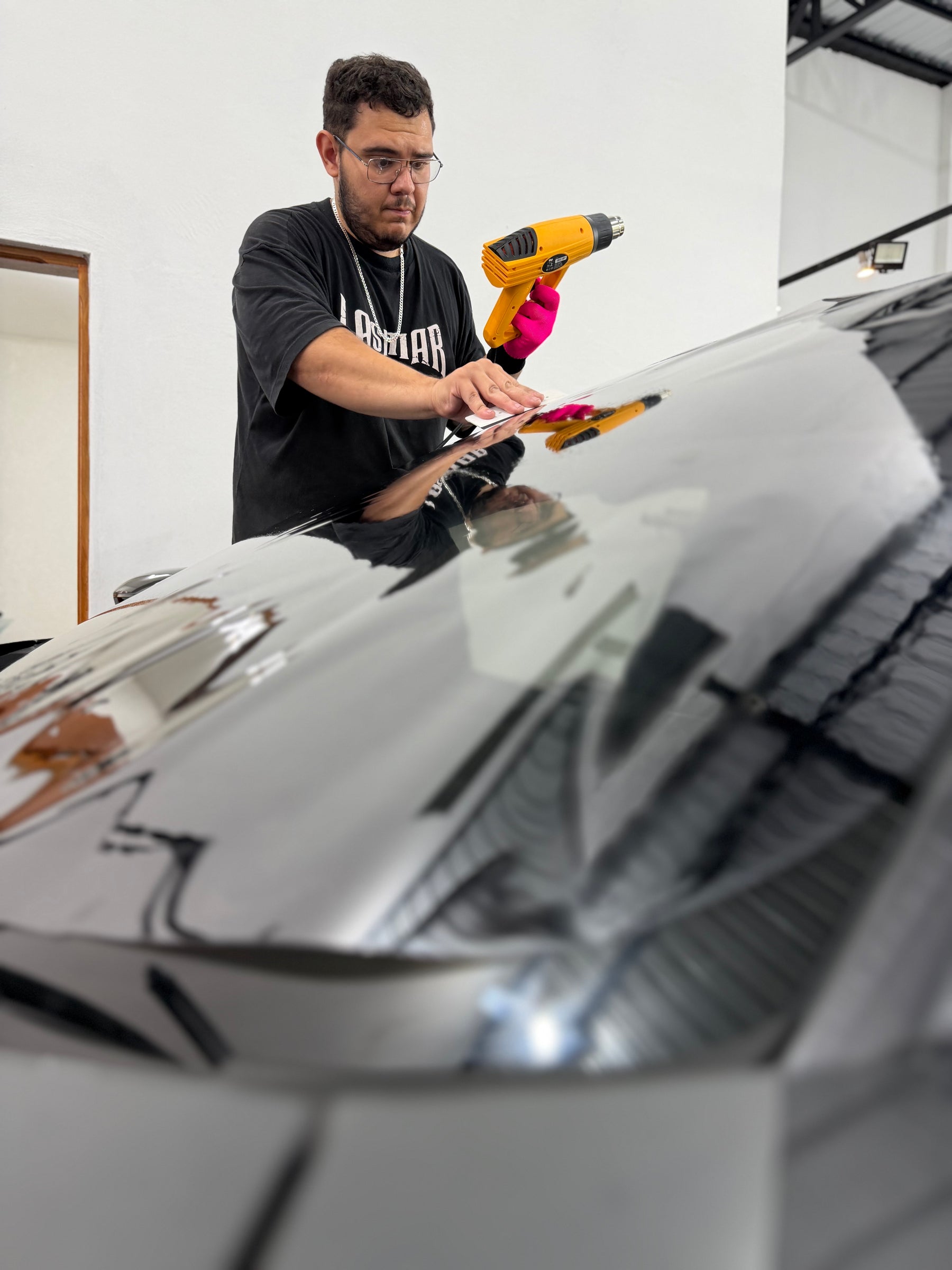 Instalação de insulfilm automotivo nano cerâmico em veículo na LASMAR Car Detail em Poços de Caldas
